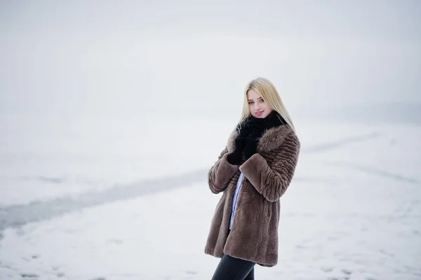 Portrét mladé eleganci blondýnku v pozadí kabát kožešina — Stock fotografie