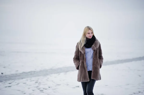 Portrait de jeune fille blonde élégance dans un fond de manteau de fourrure — Photo