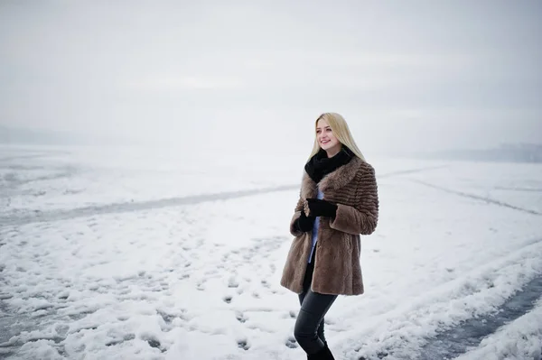 Portrait de jeune fille blonde élégance dans un fond de manteau de fourrure — Photo