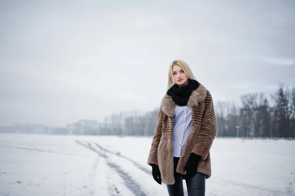Retrato de chica rubia joven elegancia en un fondo abrigo de piel —  Fotos de Stock