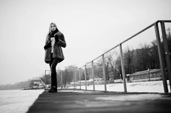 Portrait de jeune fille blonde élégance dans un manteau de fourrure à quai bac — Photo