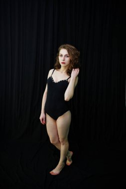 Atlama ve siyah bir arka plan üzerinde dans dansçı kız. Stüdyo sh