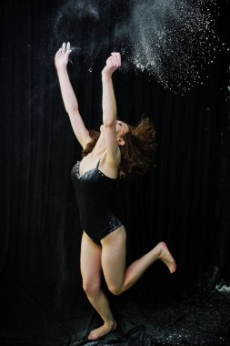 Atlama ve un ile beyaz toz içinde dans kız dansçı 