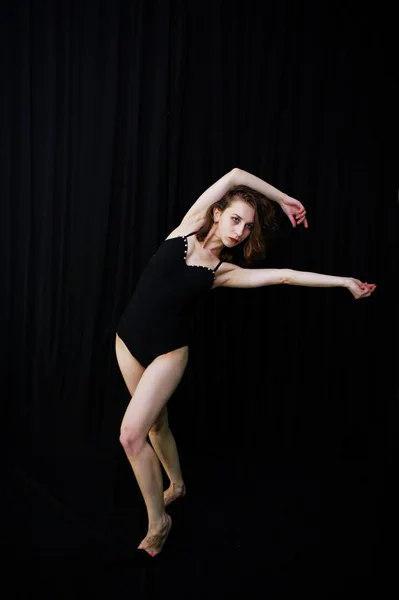 Bailarina saltando y bailando sobre un fondo negro. Estudio sh — Foto de Stock