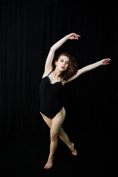 Bailarina saltando y bailando sobre un fondo negro. Estudio sh — Foto de Stock