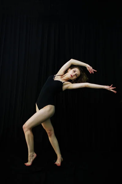 Bailarina saltando y bailando sobre un fondo negro. Estudio sh — Foto de Stock