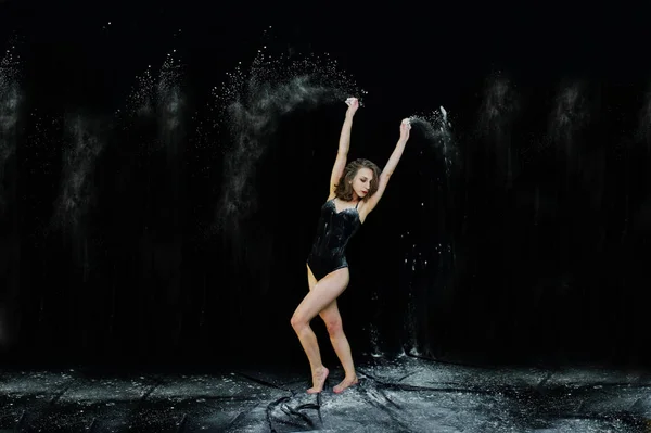 Bailarina saltando y bailando en el polvo blanco con harina en — Foto de Stock