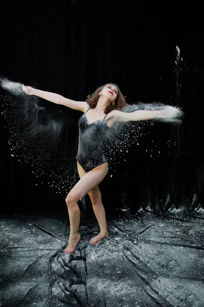 여자 댄서 점프 하 고에 밀가루와 흰 먼지에서 춤을 — 스톡 사진