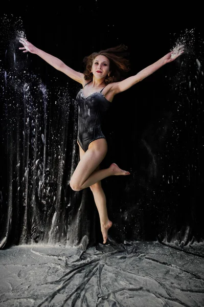 Bailarina saltando y bailando en el polvo blanco con harina en — Foto de Stock