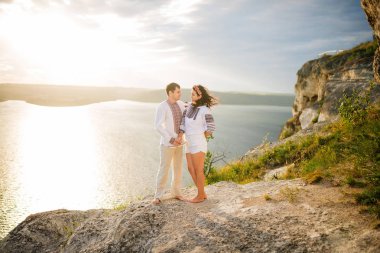 Ey güzel manzaraya bir desenli elbise giyen Çift