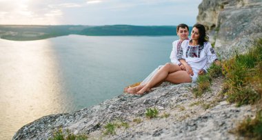 Elbise üzerinde güzel araziye oturan bir desen ile Çift