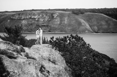 Ey güzel manzaraya bir desenli elbise giyen Çift