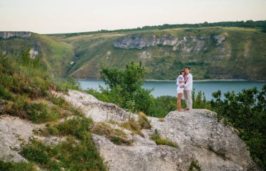 Ey güzel manzaraya bir desenli elbise giyen Çift