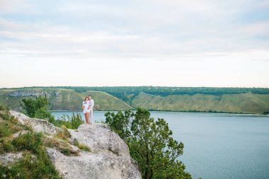 Ey güzel manzaraya bir desenli elbise giyen Çift