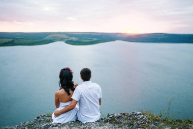 Arkadan görünüş muhteşem manzaraya oturma aşık sevilen çiftin bir