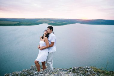 Çift cliff kayalar karşı muhteşem manzaraya âşık sevdi.