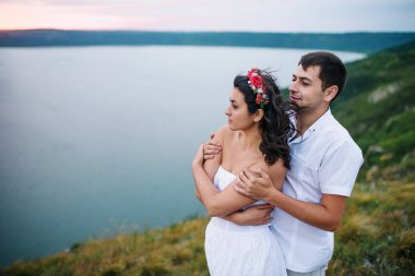 Çift cliff kayalar karşı muhteşem manzaraya âşık sevdi.