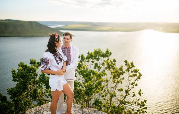 Pareja vistiendo en vestido con un patrón en hermoso paisaje, o — Foto de Stock