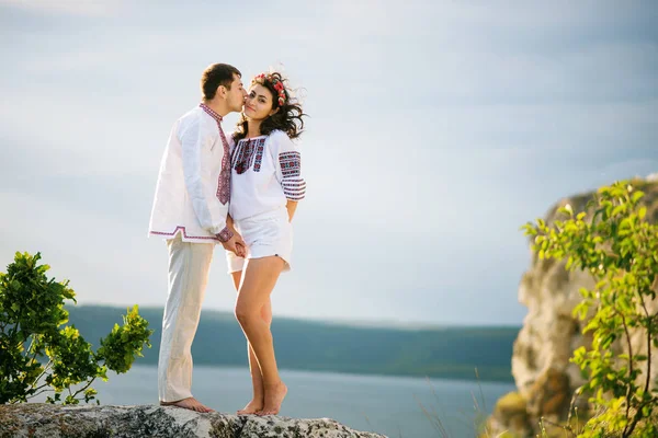 Casal vestindo no vestido com um padrão na bela paisagem, o — Fotografia de Stock