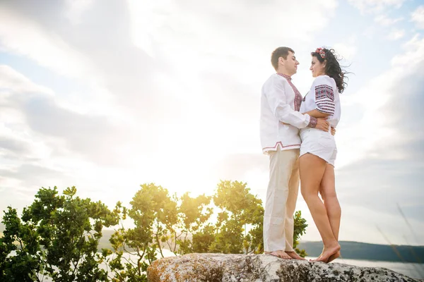 Casal vestindo no vestido com um padrão na bela paisagem, o — Fotografia de Stock