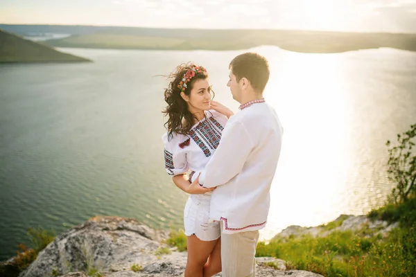 Paar trägt ein Kleid mit einem Muster in einer wunderschönen Landschaft, o — Stockfoto