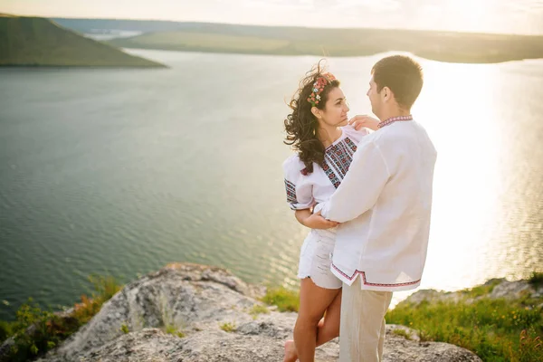 Pareja vistiendo en vestido con un patrón en hermoso paisaje, o —  Fotos de Stock