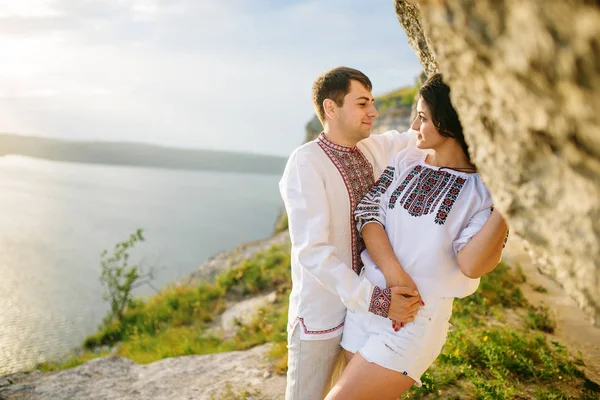 Par som bär på klänning med mönster på vackra landskap, o — Stockfoto