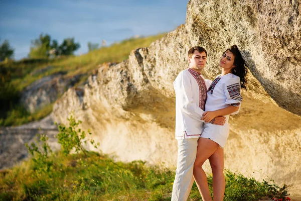 Casal vestindo no vestido com um padrão na bela paisagem, o — Fotografia de Stock