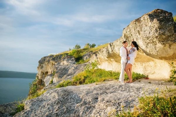 Couple wearing on dress with a pattern at beautiful landscape, o — Stock Photo, Image