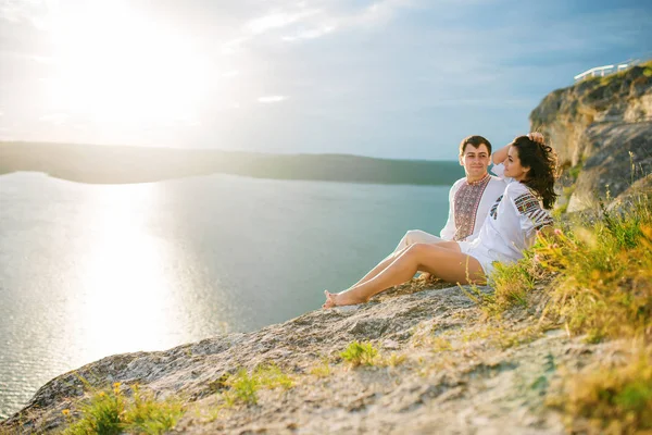 Casal vestindo no vestido com um padrão sentado em terra bonita — Fotografia de Stock