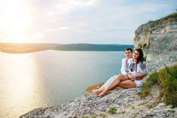 Couple portant sur la robe avec un motif assis à la belle terre — Photo