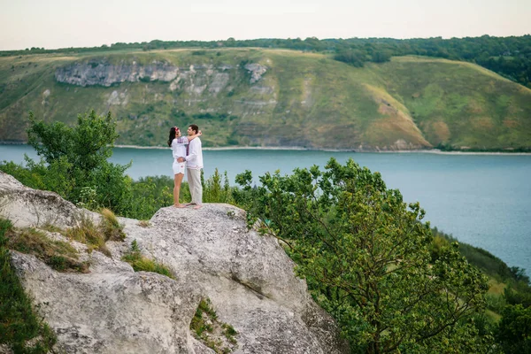 Couple portant sur la robe avec un motif à beau paysage, o — Photo