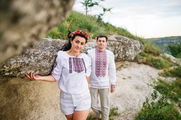 Couple wearing on dress with a pattern at beautiful landscape, o — Stock Photo, Image