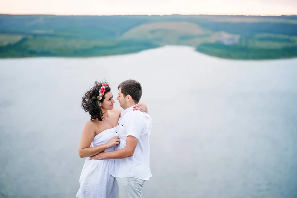 Pareja amada enamorada en un paisaje increíble contra rocas de acantilado . —  Fotos de Stock