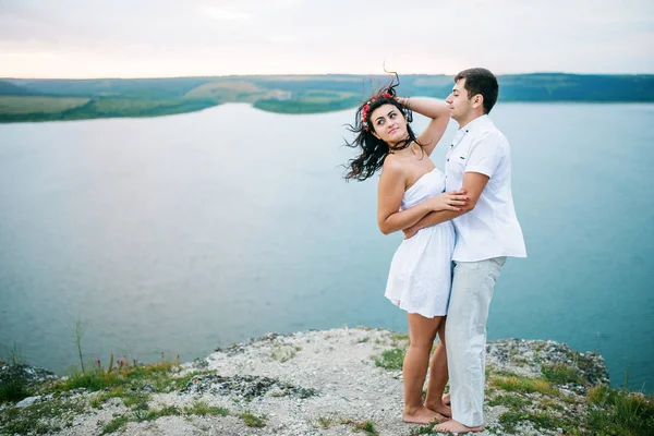 Couple aimé en amour à paysage étonnant contre les rochers de falaise . — Photo