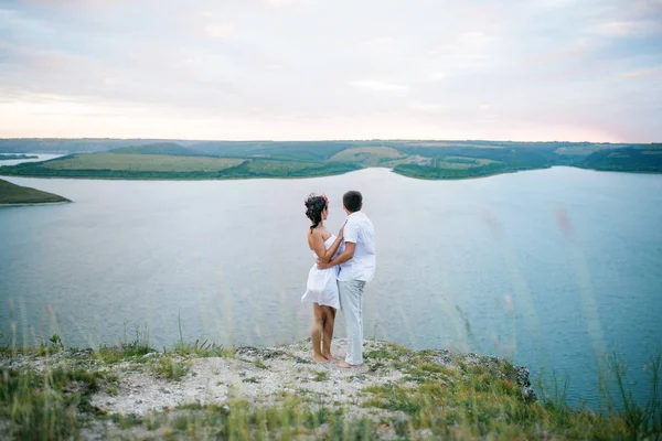 Pareja amada enamorada en un paisaje increíble contra rocas de acantilado . — Foto de Stock