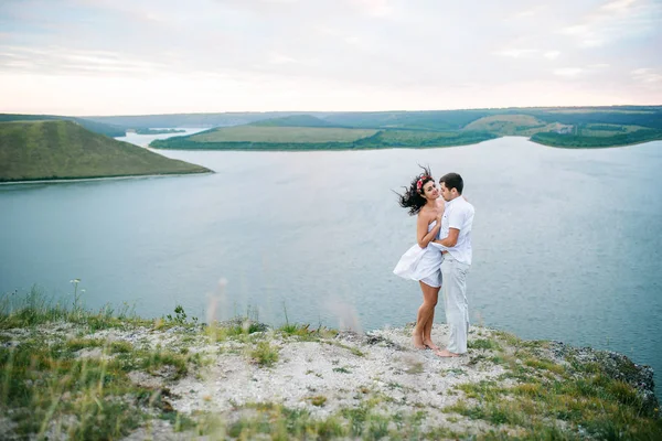 Casal amado no amor em paisagem incrível contra rochas de penhasco . — Fotografia de Stock
