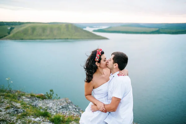 爱夫妇爱情在悬崖岩石上撞的神奇景观. — 图库照片