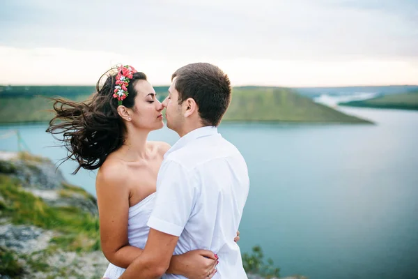 Pareja amada enamorada en un paisaje increíble contra rocas de acantilado . —  Fotos de Stock