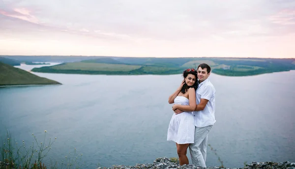 Pareja amada enamorada en un paisaje increíble contra rocas de acantilado . —  Fotos de Stock