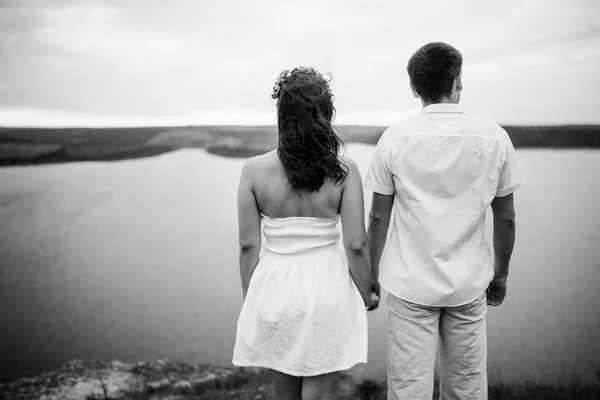 Visão traseira do casal amado no amor em paisagem incrível contra c — Fotografia de Stock