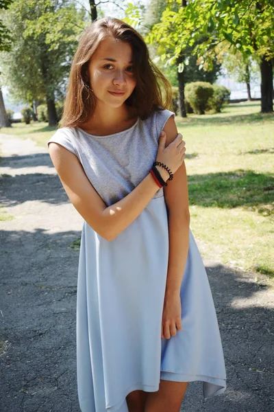 Portret de fată adolescentă frumoasă în bluză albastră, împotriva verde — Fotografie, imagine de stoc