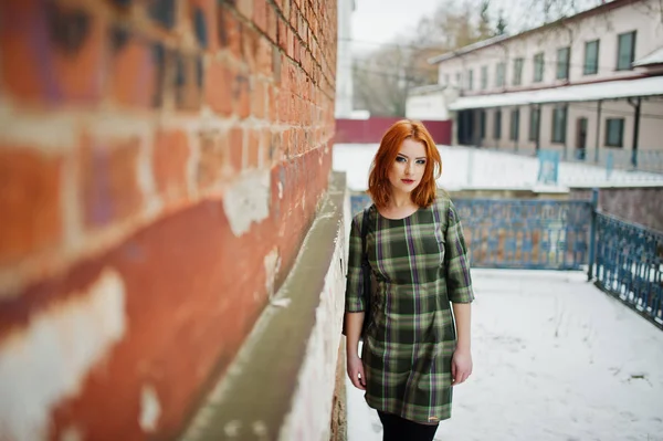 Um retrato ao ar livre de uma jovem menina bonita com o cabelo vermelho vestindo — Fotografia de Stock