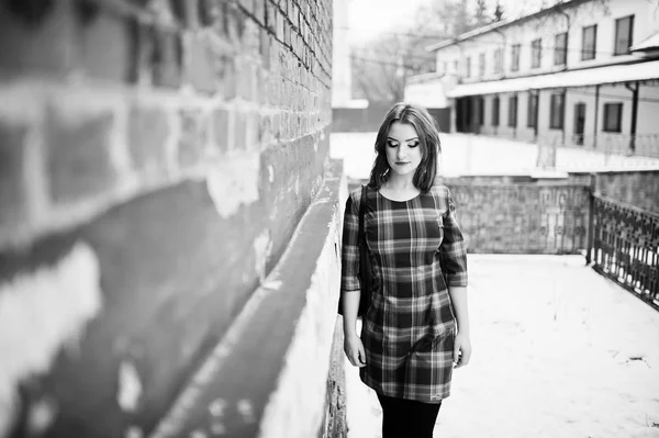 Portrait extérieur d'une jeune jolie fille aux cheveux roux — Photo