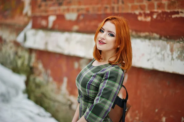 Un retrato al aire libre de una joven bonita con el pelo rojo usando —  Fotos de Stock