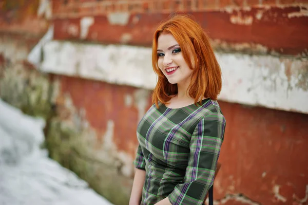 Um retrato ao ar livre de uma jovem menina bonita com o cabelo vermelho vestindo — Fotografia de Stock