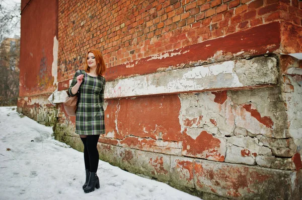 Un retrato al aire libre de una joven bonita con el pelo rojo usando —  Fotos de Stock