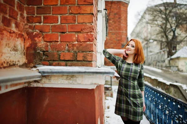 Un retrato al aire libre de una joven bonita con el pelo rojo usando — Foto de Stock