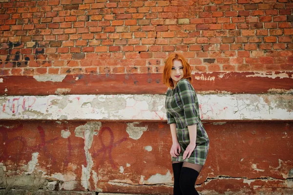 Zewnątrz portret młoda Ładna dziewczyna z rude włosy sobie — Zdjęcie stockowe