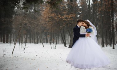 Orman kış gününde genç şık düğün çifte. Yeni sevgi dolu